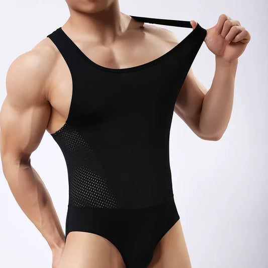 Mężczyzna w czarnym wyszczuplającym body