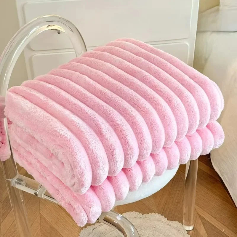 Puszysty kocyk w poziome paski Melpomene-helthfit.pl